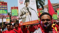 Sejumlah massa tampil membawa sejumlah atribut seperti poster.