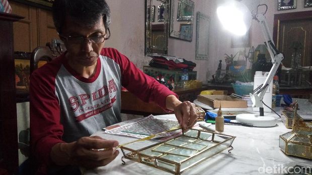 Kotak cincin dan hantaran pernikahan Kahiyang yang masih dikerjakan Mintorogo. 