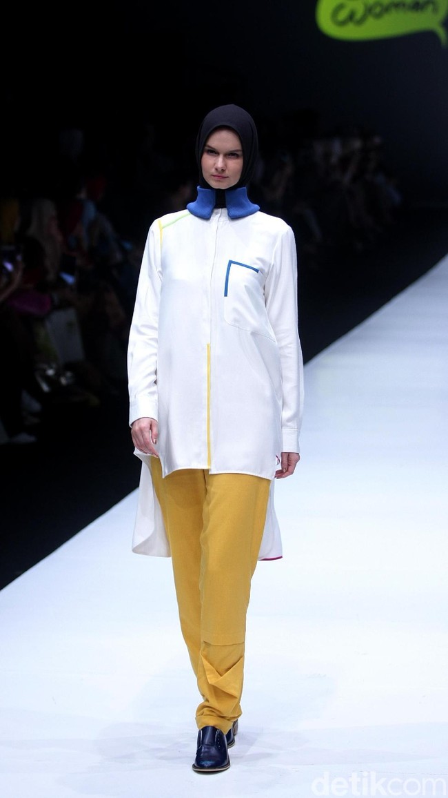 koleksi terbaru L.tru dan Mice Cartoon menampilkan koleksi busana cerah bersiluet simpel dan elegan. Yang mengangkat tema Dear Women di Jakarta Fashion Week 2018, Senayan City, Jakarta. Foto: Mohammad Abduh/Wolipop