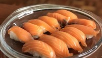 Restoran Jepang bernama Kyotaru sudah beroperasi lebih dari 60 tahun. Baru-baru ini melakukan survei terhadap 1.000 pelanggan untuk mengetahui topping mana yang paling disukai. Yang pertama ada salmon yang lembut, ternyata orang Jepang sangat suka dengan ini. Foto: Istimewa
