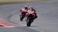 Dalam balapan MotoGP Malaysia di Sepang, Dovizioso merebut kemenangan dari Jorge Lorenzo yang merupakan rekan satu timnya di Ducati. Lorenzo harus puas finis kedua. (Foto: Mirco Lazzari gp/Getty Images)