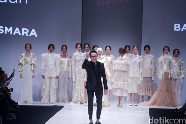 Barli Asmara akhirnya berkesempatan pamer karya di panggung New York Fashion Week 2017 September lalu. Tahun ini, ia juga berkolaborasi dengan sejumlah brand, seperti Zaloran dan Wardah untuk mengekspansi bisnisnya. Foto: Mohammad Abduh/Wolipop