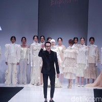 Barli Asmara akhirnya berkesempatan pamer karya di panggung New York Fashion Week 2017 September lalu. Tahun ini, ia juga berkolaborasi dengan sejumlah brand, seperti Zaloran dan Wardah untuk mengekspansi bisnisnya. Foto: Mohammad Abduh/Wolipop