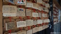 Di kuil ini kita juga bisa menuliskan permohonan doa di atas papan kayu. Ada yang meminta kesehatan, jodoh, hingga kelancaran bisnis (Wahyu/detikTravel)