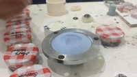 Bila sudah sesuai dengan ukuran pasien, model mata palsu dari lilin akan dimasukkan ke dalam mangkuk khusus berisi akrilik dan diberi tekanan dari atas dan bawah. Mangkuk kemudian dipanaskan di dalam oven khusus agar akriliknya mengeras. (Foto: Firdaus Anwar/detikHealth)