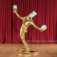 Josh Sundquist dengan satu kakinya tampil pas sebagai karakter fiksi dari kisah Disney, Beauty and the Beast, Lumiere saat Halloween 2016. Foto: Dok. Josh Squndquist