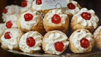 Berasal dari Sicily, cannoli merupakan pastry Italia berisi krim manis dan bubuk gula. Biasanya memakai ricotta untuk krim.  