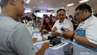 Pengawasan produk ponsel tersebut terkait dengan pencantuman label dalam bahasa indonesia, kelengkapan petunjuk manual dan kartu jaminan atau garansi purna jual dalam bahasa indonesia.