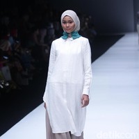 koleksi terbaru L.tru dan Mice Cartoon menampilkan koleksi busana cerah bersiluet simpel dan elegan. Yang mengangkat tema Dear Women di Jakarta Fashion Week 2018, Senayan City, Jakarta. Foto: Mohammad Abduh/Wolipop