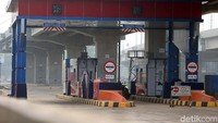 Salah satu pengerjakan yang tengah diselesaikanakan pembangunan gerbang tol.