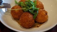 Bagian luar arancini terbuat dari remahan tepung roti. Sementara bagian dalamnya berisi nasi creamy, keju dan campuran saus.