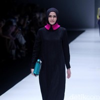 koleksi terbaru L.tru dan Mice Cartoon menampilkan koleksi busana cerah bersiluet simpel dan elegan. Yang mengangkat tema Dear Women di Jakarta Fashion Week 2018, Senayan City, Jakarta. Foto: Mohammad Abduh/Wolipop