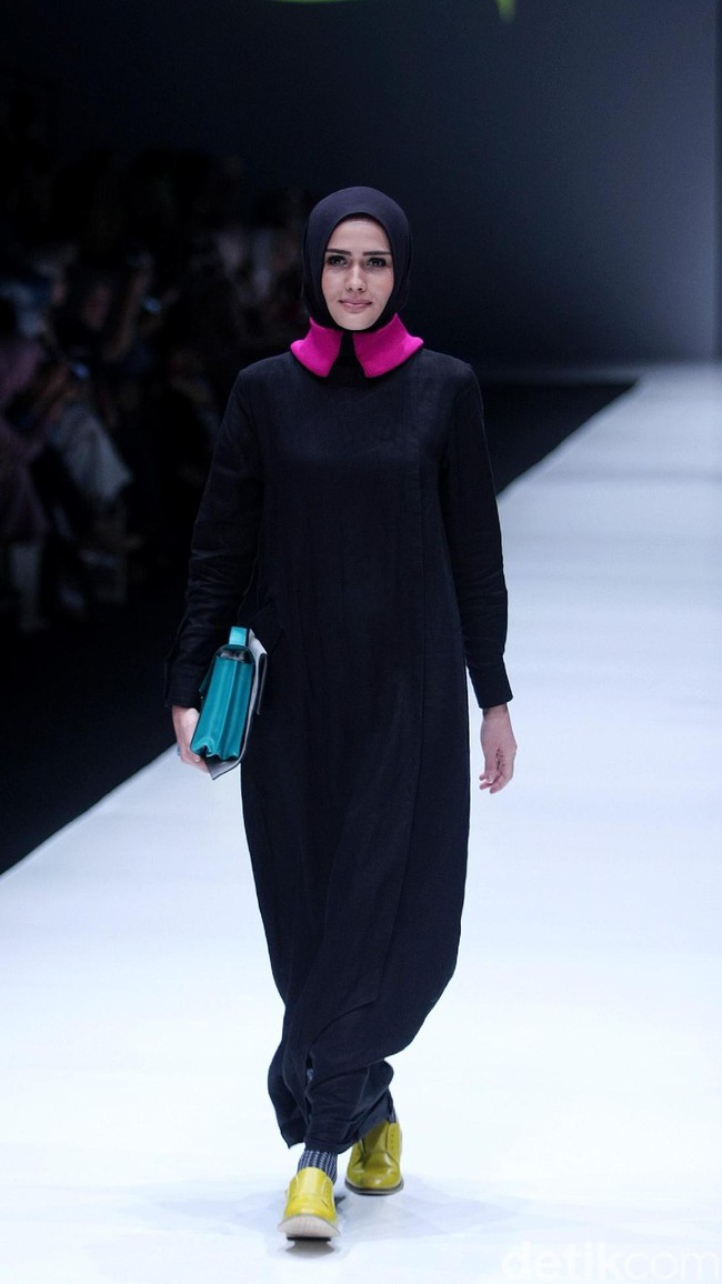 koleksi terbaru L.tru dan Mice Cartoon menampilkan koleksi busana cerah bersiluet simpel dan elegan. Yang mengangkat tema Dear Women di Jakarta Fashion Week 2018, Senayan City, Jakarta. Foto: Mohammad Abduh/Wolipop