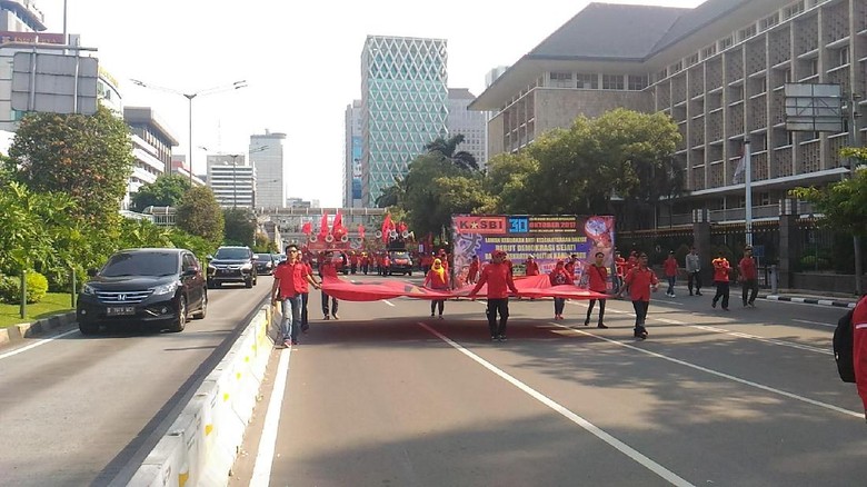 Ratusan Buruh Long March Menuju Istana untuk Berdemo Ratusan Buruh Long March Menuju Istana untuk Berdemo