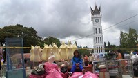 Seorang anak duduk di atas barang-barang yang bisa diselamatkan pascakebakaran Pasar Atas Bukittinggi, Sumatera Barat, Senin (30/10). (Foto: ANTARA FOTO/Fauzi Ahmad)