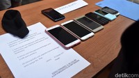 Sejumlah HP milik para tersangka juga diamankan.