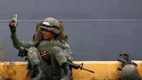 Salah seorang tentara Filipina yang baru pulang dari Marawi ini tampak selfie menggunakan ponselnya