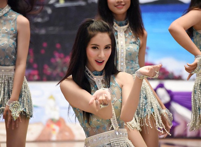 Patta Nadia adalah seorang transgen yang memiliki wajah cantik bak wanita asli. Kecantikannya itu membuatnya terpilih sebagai Miss Mimosa Queen 2015 yang merupakan kontes kecantikan khusus transgender di Thailand.  Foto: ist.