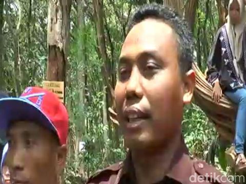 Kades Ahmad Kirom melihat antusias pengunjung/