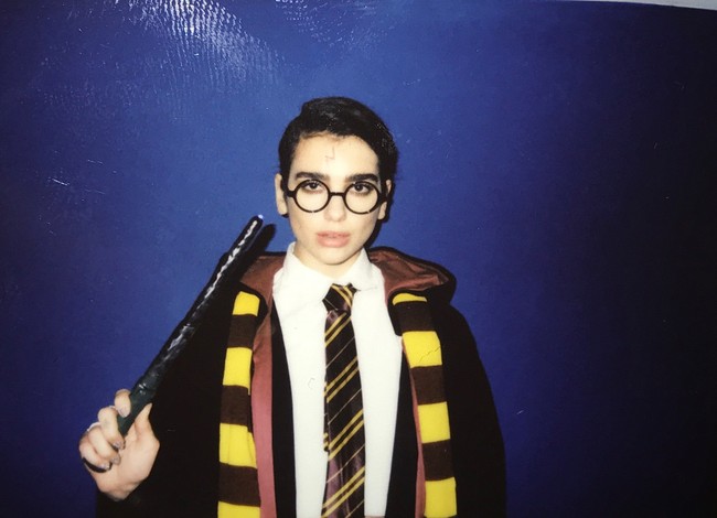 Penyanyi Dupa Lipa bertransformasi jadi Harry Potter. Foto: Instagram