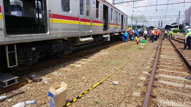  Gerbong KRL yang anjlok dievakuasi di dekat Stasiun Jatinegara, Senin (30/10/2017)