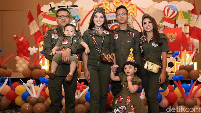 Keluarga Anang Hermansyah saat merayakan ulang tahun Arsya di Sheraton Hotel.