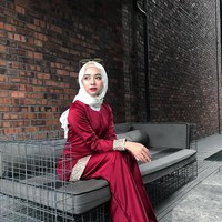 Gaya Adira Salahudi yang satu ini cocok untuk pergi kondangan. Pilihan setelan rok dan blouse satin merah marun serta kerudung putih menimbulkan kesan anggun. Foto: Dok. Instagram @adirasalahudi