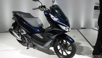 Kita lihat dulu PCX hybrid, motor menggunakan bodi yang dibalur warna biru dan hitam. Foto: Rangga Rahadiansyah