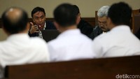 Terdakwa Ali Sadli memberikan pertanyaan kepada saksi.