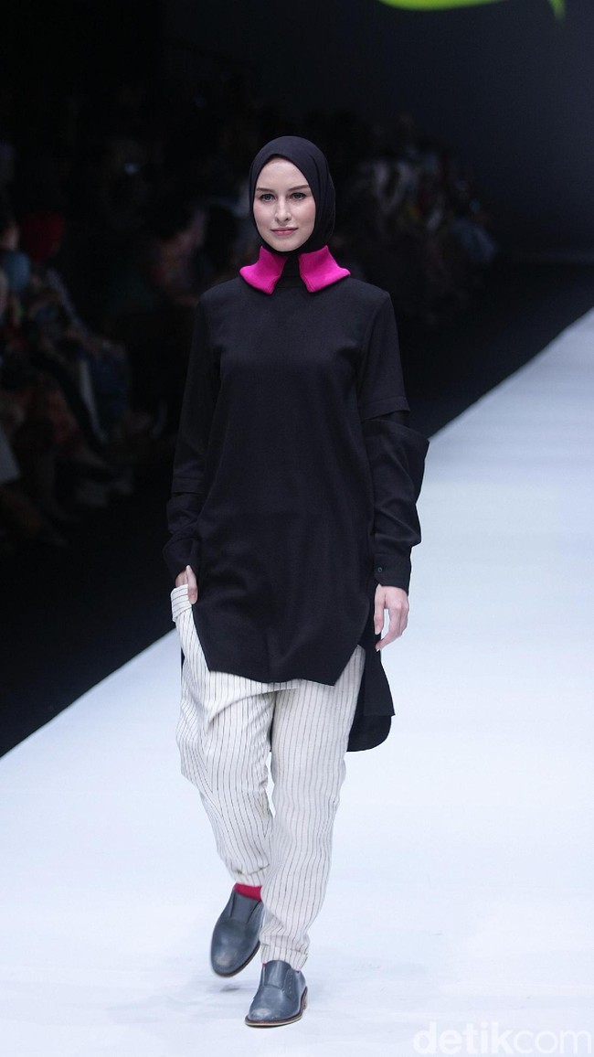 koleksi terbaru L.tru dan Mice Cartoon menampilkan koleksi busana cerah bersiluet simpel dan elegan. Yang mengangkat tema Dear Women di Jakarta Fashion Week 2018, Senayan City, Jakarta. Foto: Mohammad Abduh/Wolipop