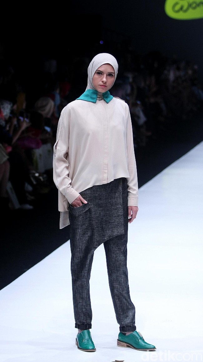 koleksi terbaru L.tru dan Mice Cartoon menampilkan koleksi busana cerah bersiluet simpel dan elegan. Yang mengangkat tema Dear Women di Jakarta Fashion Week 2018, Senayan City, Jakarta. Foto: Mohammad Abduh/Wolipop