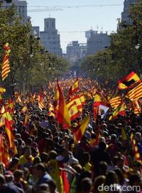Demo Pro-Persatuan Spanyol Digelar Usai  Deklarasi Catalonia
