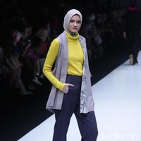 koleksi terbaru L.tru dan Mice Cartoon menampilkan koleksi busana cerah bersiluet simpel dan elegan. Yang mengangkat tema Dear Women di Jakarta Fashion Week 2018, Senayan City, Jakarta. Foto: Mohammad Abduh/Wolipop