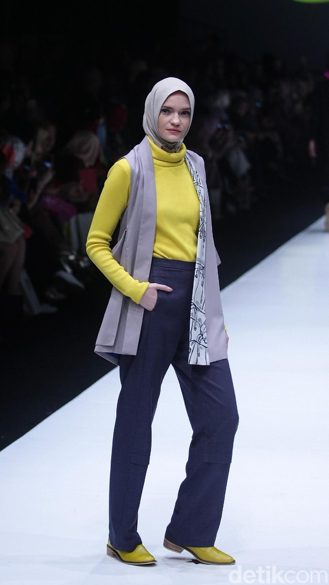 koleksi terbaru L.tru dan Mice Cartoon menampilkan koleksi busana cerah bersiluet simpel dan elegan. Yang mengangkat tema Dear Women di Jakarta Fashion Week 2018, Senayan City, Jakarta. Foto: Mohammad Abduh/Wolipop