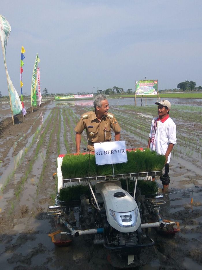 Foto: Gubernur Jateng Ganjar Pranowo menggencarkan modernisasi pertanian Foto: Gubernur Jateng Ganjar Pranowo menggencarkan modernisasi pertanian