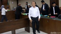 Sekjen Kemendes PDTT Anwar Sanusi meninggalkan Pengadilan Tipikor usai memberikan keterangan.