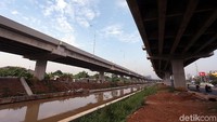 Ruas Tol Becakayu berada di kanan dan kiri Sungai Kalimalang.