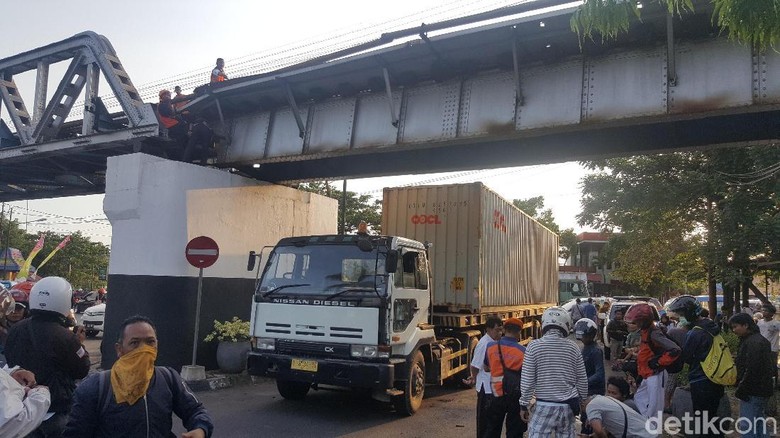 Tertabrak Truk Kontainer, Jembatan Rel Kereta di Malang 