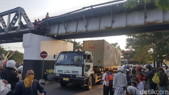 Tertabrak Truk Kontainer, Jembatan Rel Kereta di Malang 