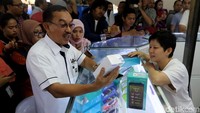 Direktur Peredaran Barang dan Jasa Wahyu Widayat melakukan pengecekan di ITC Roxy Mas, Jakarta, Senin (30/10/2017).