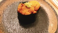 Sea urcin atau uni dikenal di Jepang sebagai gonad landak laut. Teksturnya lembut dengan aroma yang agak menyengat. Tapi orang Jepang menganggap makanan ini mewah dan enak. Foto: Istimewa