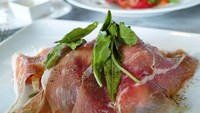 Anda akan menemukan prosciutto disajikan di makanan Italia apapun. Mulai dari sandwich, irisan pizza hingga melon memakai dry-cured ham tipis ini.