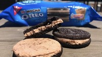 Kolaborasi oreo dengan dunkin donuts menciptakan rasa baru. Seperti terlihat dari gambarnya saja Mocha Oreo akan dilapisi oleh krim cokelat dengan aroma kopi yang menggoda. Sepertinya, rasa pahit akan sedikit terasa di kukis renyah ini. Foto: Istimewa