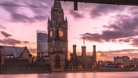 Jacuzzi bukan hanya sekadar kolam relaksasi. Di King Street Townhouse, Manchester, pemandangannya landmark kota setempat yang keren! (King Street Townhouse)