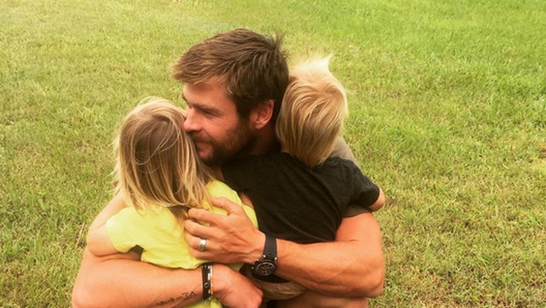 Aksi Kocak Chris Hemsworth Saat Main Lompat Tali Bareng Anaknya/Foto: Instagram Aksi Kocak Chris Hemsworth Saat Main Lompat Tali Bareng Anaknya/Foto: Instagram