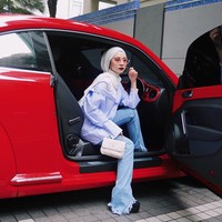 Kali ini Adira Salahudi tampil dalam setelan fringe jeans dan striped blouse warna biru. Penampilan hijabers dengan pengikut Instagram lebih dari 460 ribu itu sangat memesona. Foto: Dok. Instagram @adirasalahudi