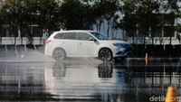 Hebatnya, ketika gas mobil digeber agak cepat, ternyata laju Outlander PHEV masih berjalan normal dan tidak selip atau keluar dari jalurnya. Itulah kehebatan sistem S-AWC yang dipasang Mitsubishi di mobil Outlander PHEV. Pool/Mitsubishi.