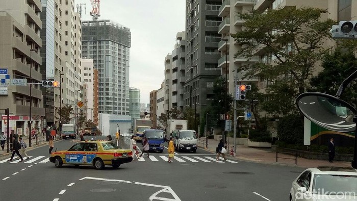 Pejalan kaki menyeberang jalan di zebra cross di Jepang