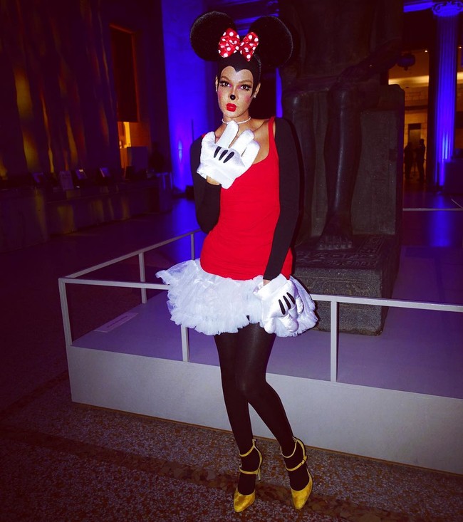 Model Joan Smalls tampil unik menjadi Minnie Mouse. Foto: Instagram