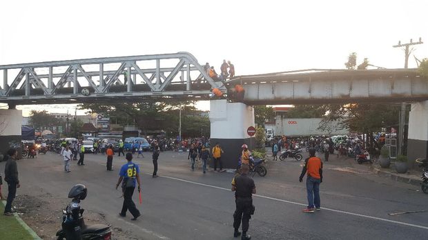 Perjalanan kereta terganggu akibat jembatan rel bergeser